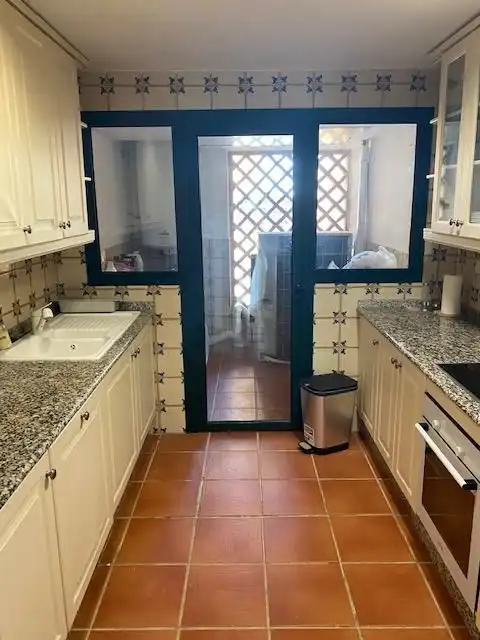Baño de Apartamento de alquiler en Estepona con Aire acondicionado, Calefacción y Jardín privado