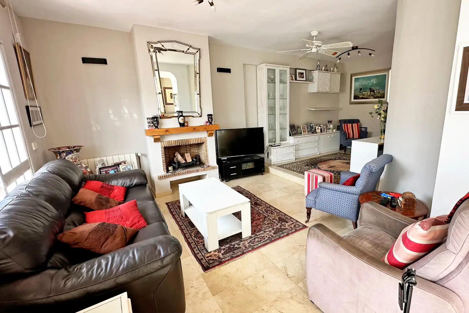 Wohnzimmer von Einfamilien-Reihenhaus zum Verkauf in Marbella mit Klimaanlage, Heizung und Terrasse