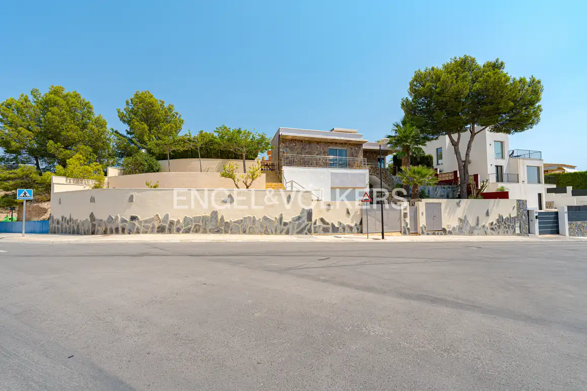 Vista exterior de Casa o chalet en venta en La Nucia con Aire acondicionado, Jardín privado y Piscina