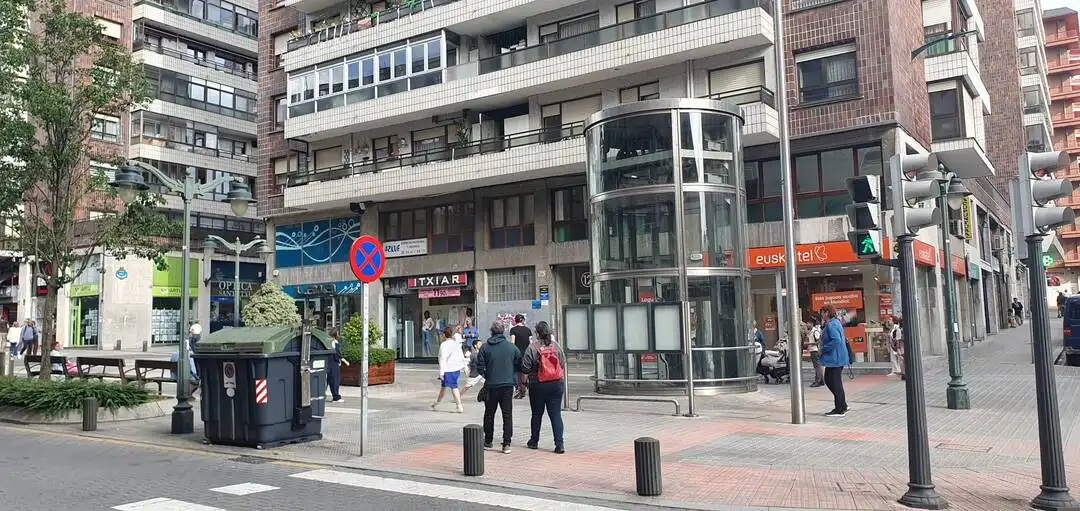 Vista exterior de Local de lloguer en Bilbao  amb Aire condicionat