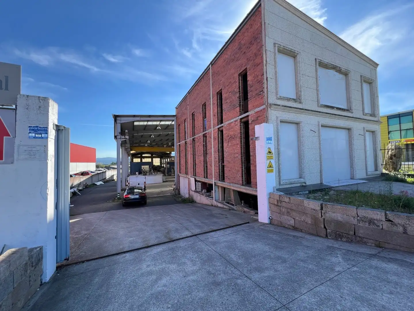 Vista exterior de Nave industrial en venta en Narón