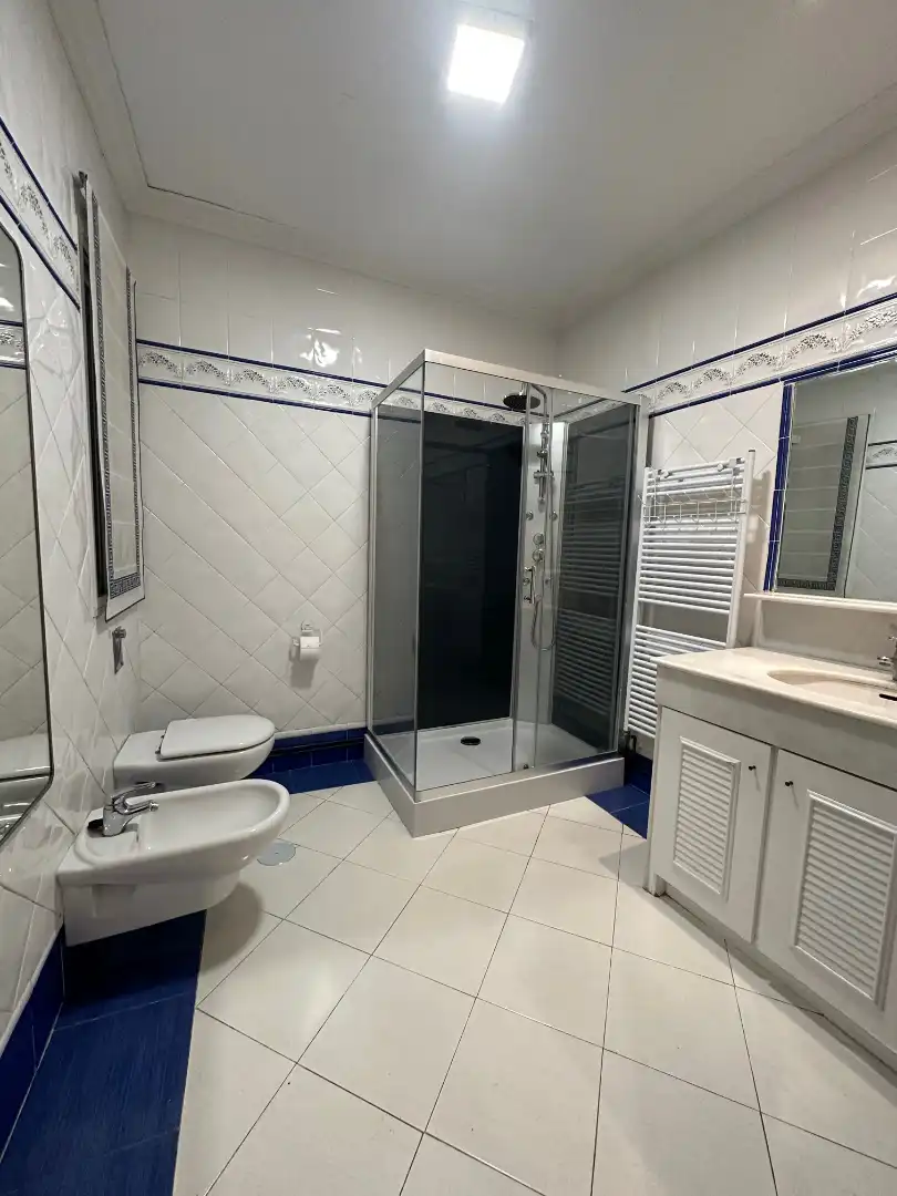 Baño de Piso de alquiler en Santiago de Compostela  con Calefacción, Parquet y Amueblado