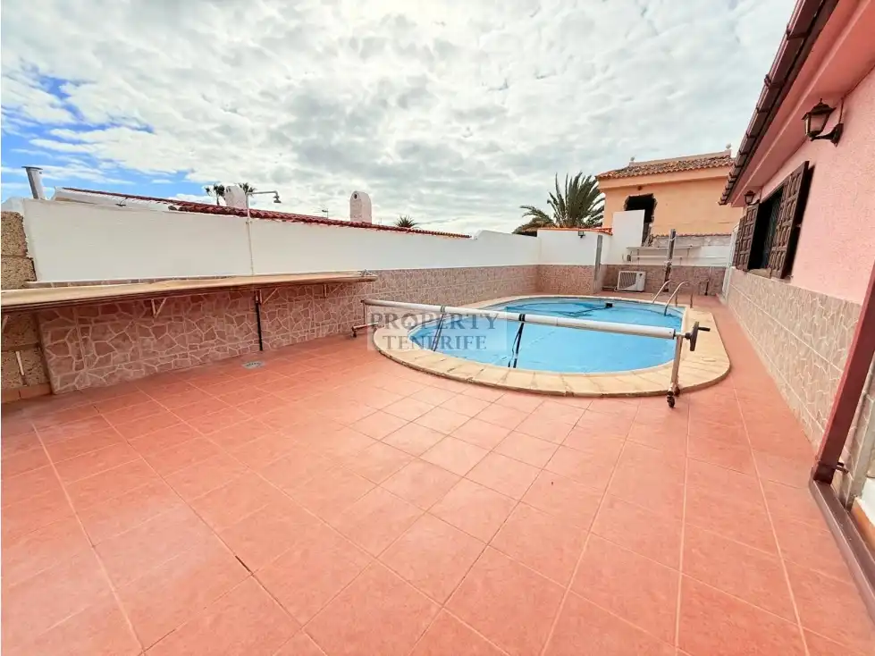 Vista exterior de Casa o xalet en venda en Arona amb Terrassa, Piscina i Moblat