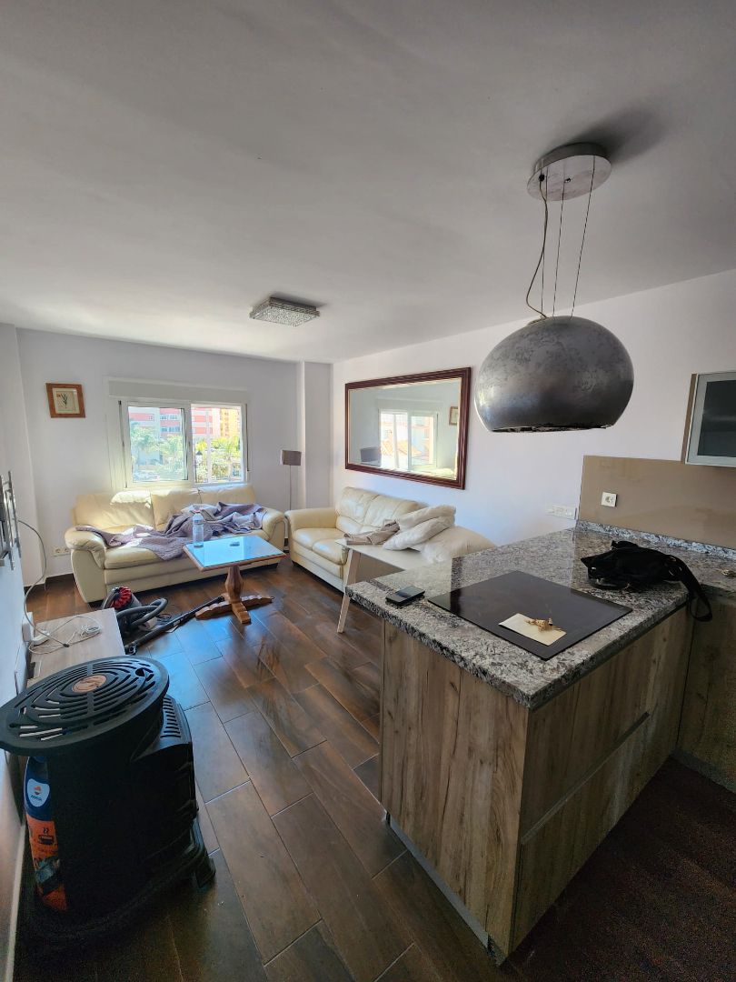 Sala de estar de Piso de alquiler en Fuengirola con Aire acondicionado, Parquet y Terraza