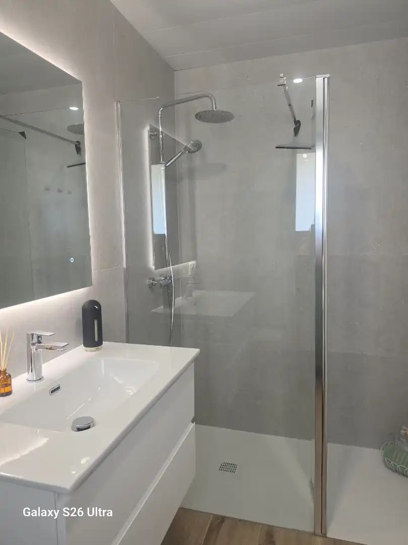 Bathroom of Houses for rent in Biescas  with Air Conditioner, Heating and Private garden