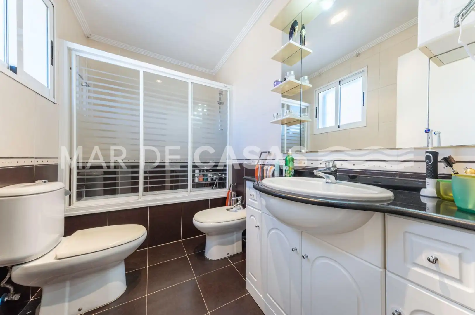 Baño de Casa adosada en venta en Elche / Elx con Aire acondicionado, Terraza y Trastero