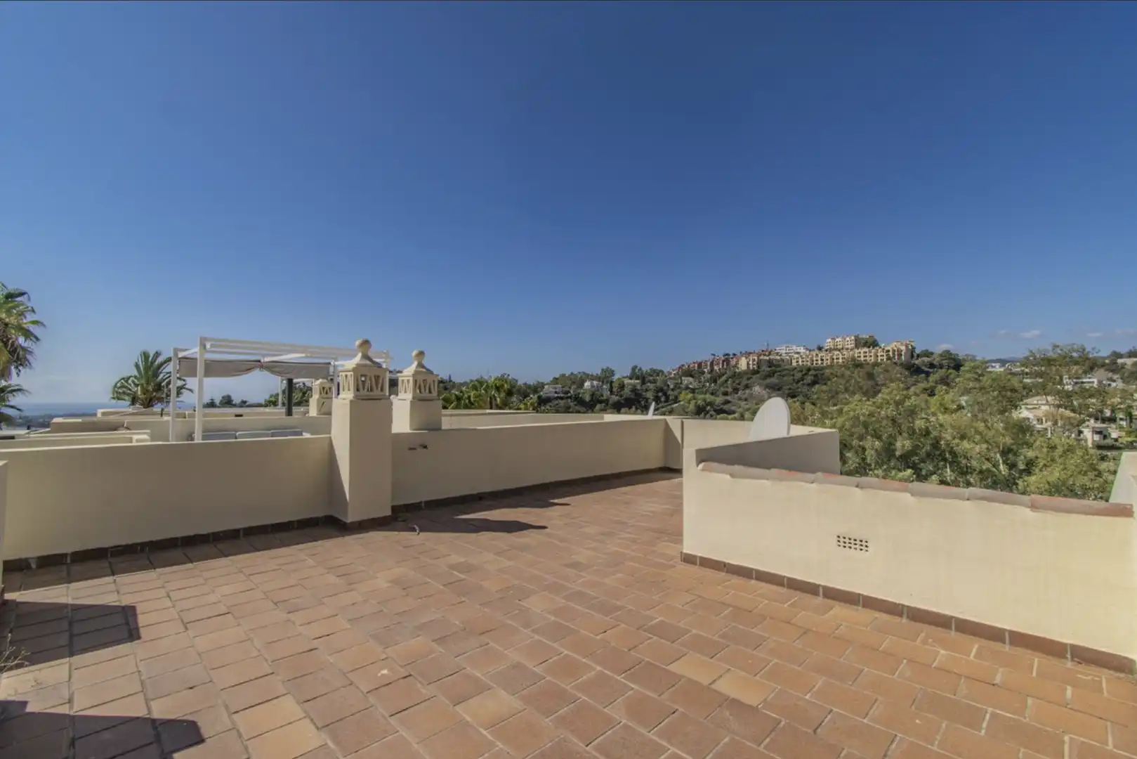 Casa aparellada amb piscina en venda a La Quinta, imagen 4