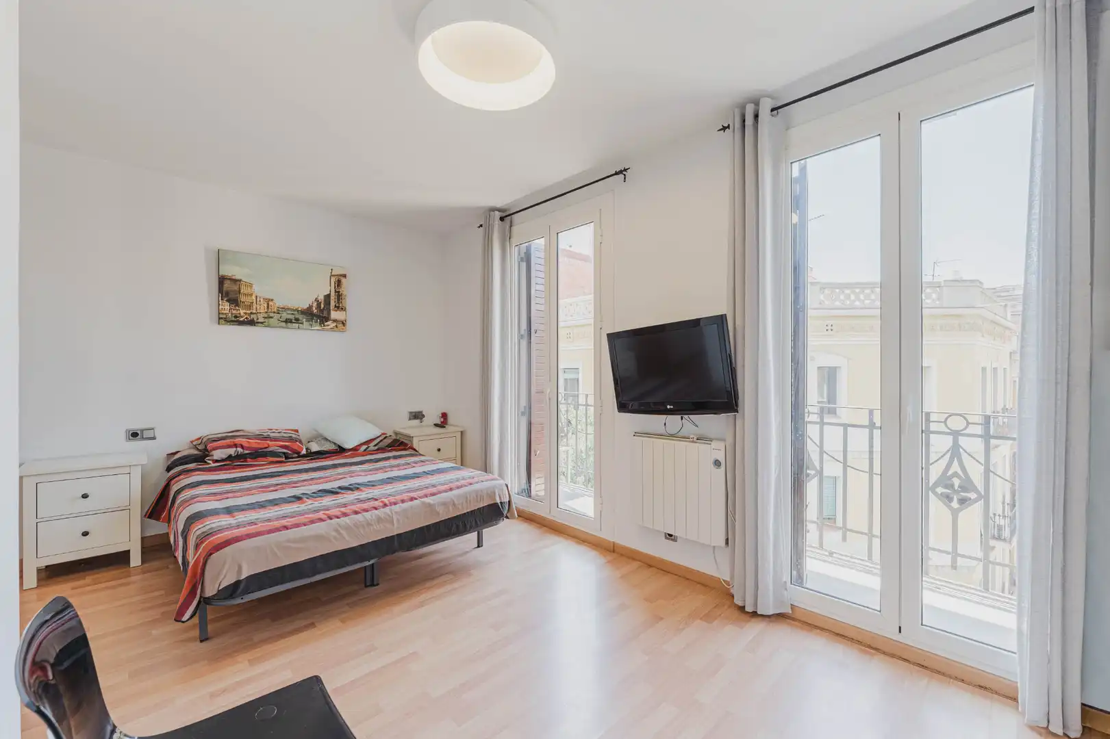 Schlafzimmer von Wohnung zum Verkauf in Barcelona mit Klimaanlage, Heizung und Ofen