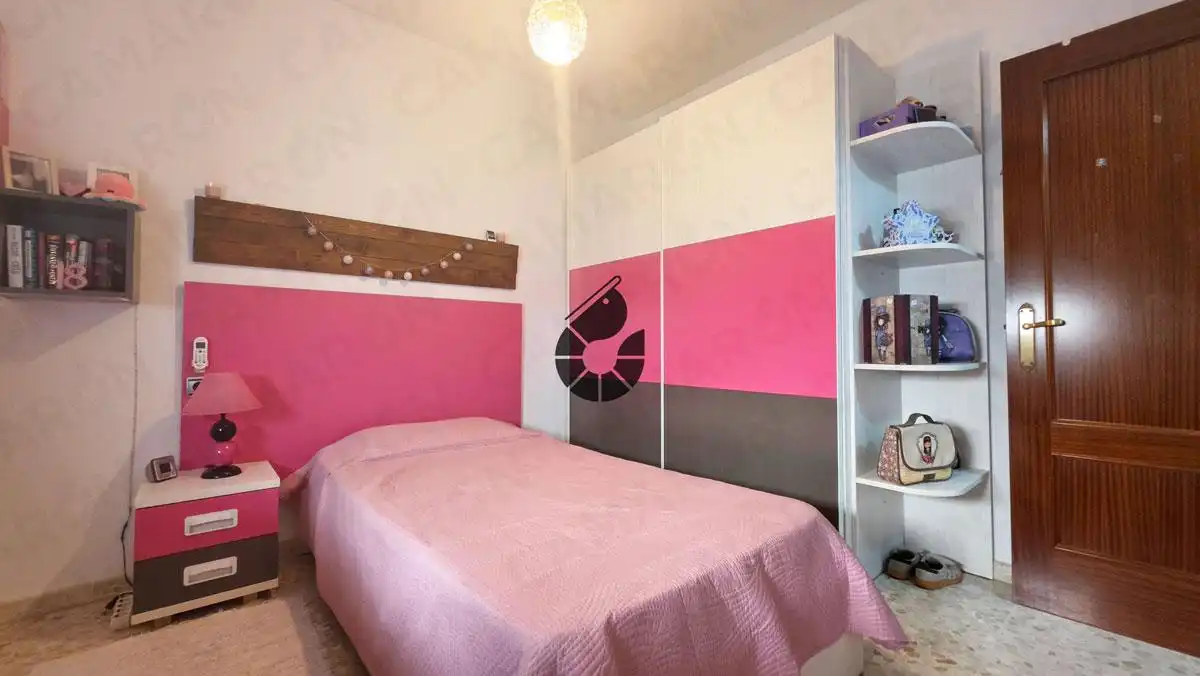 Habitación de Casa adosada en venta en Coria del Río con Aire acondicionado, Parquet y Terraza