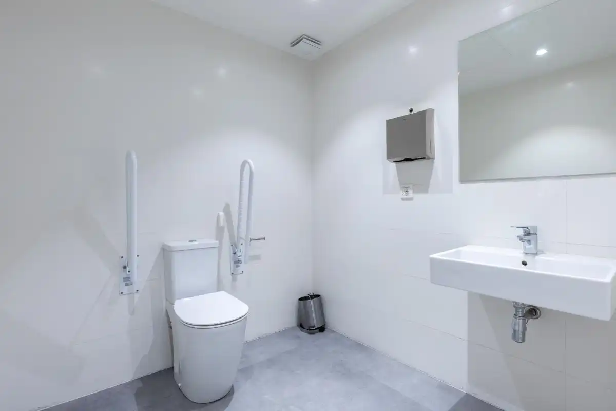 Baño de Local de alquiler en Valencia con Aire acondicionado, Calefacción y Alarma