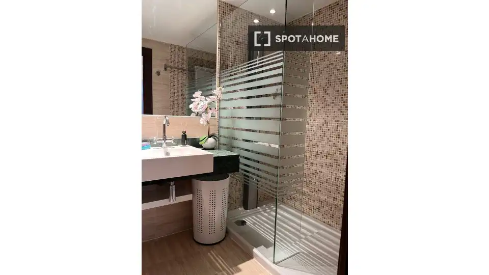 Badezimmer von Wohnung zur Miete in Madrid mit Klimaanlage, Heizung und Möbliert