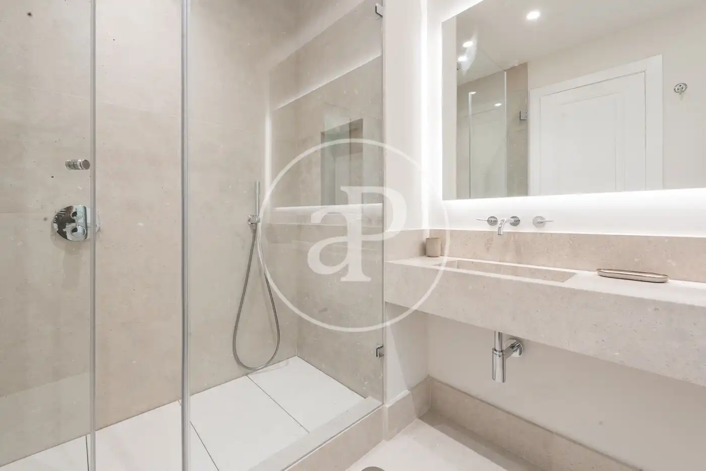 Badezimmer von Wohnung zum Verkauf in Madrid mit Klimaanlage, Heizung und Balkon