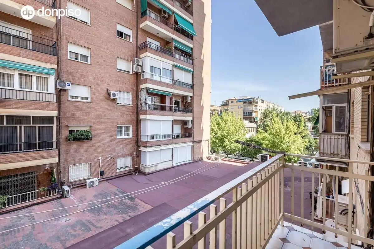 Vista exterior de Piso en venta en Granada con Terraza