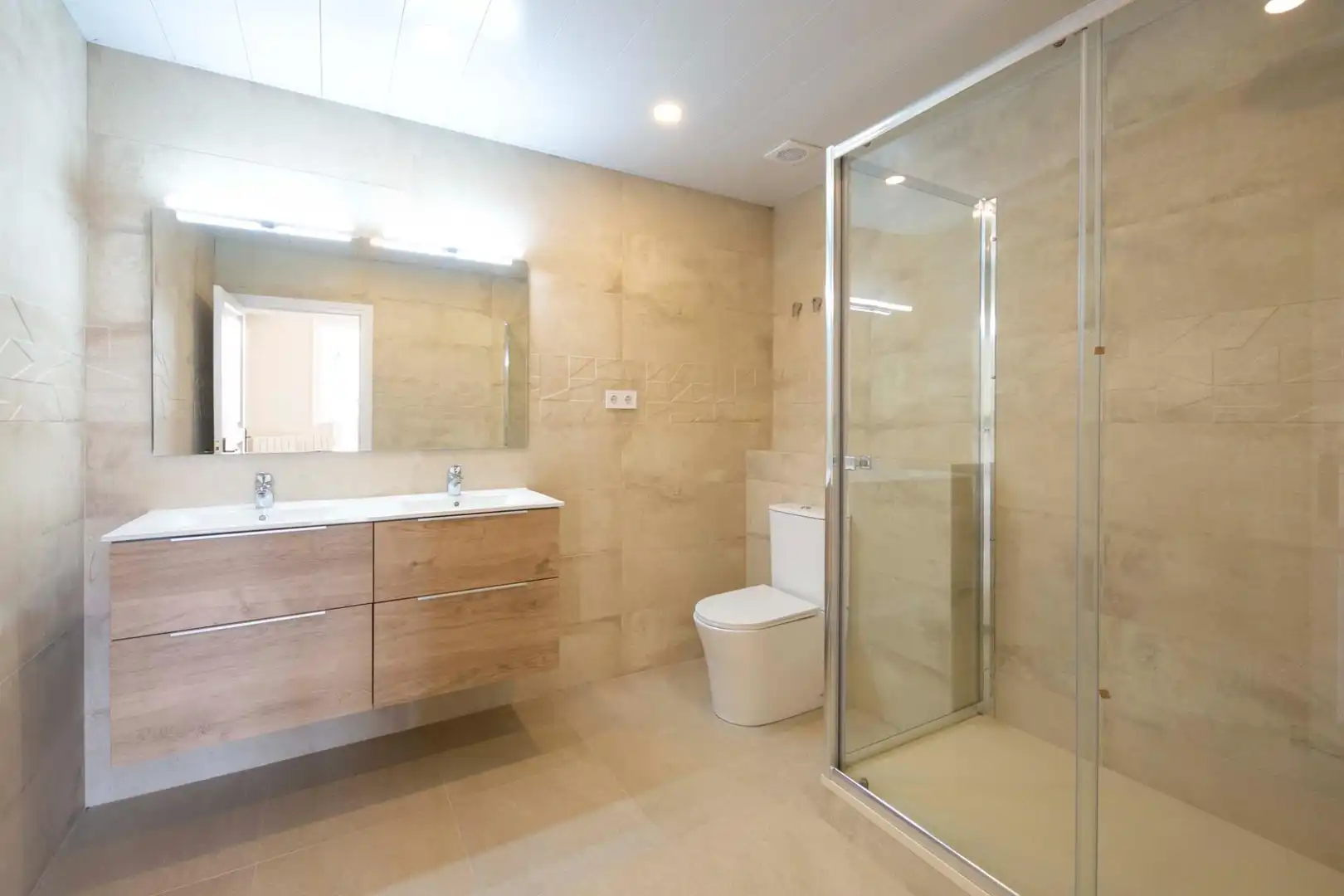 Baño de Piso de alquiler en Barcelona con Aire acondicionado, Calefacción y Balcón
