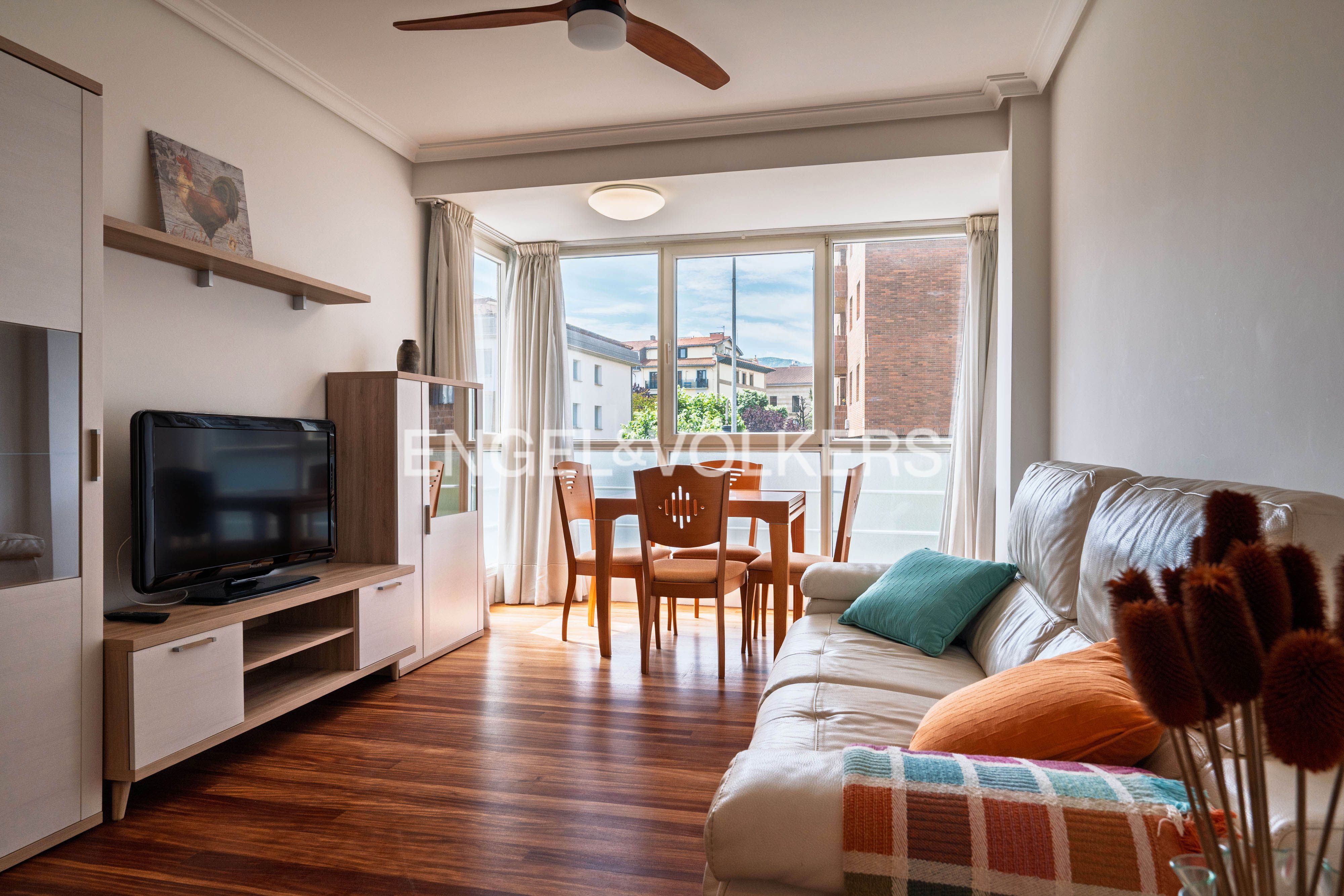 Sala d'estar de Apartament en venda en Zarautz amb Aire condicionat, Calefacció i Traster