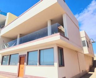 Vista exterior de Casa o xalet de lloguer en Telde amb Aire condicionat, Terrassa i Balcó