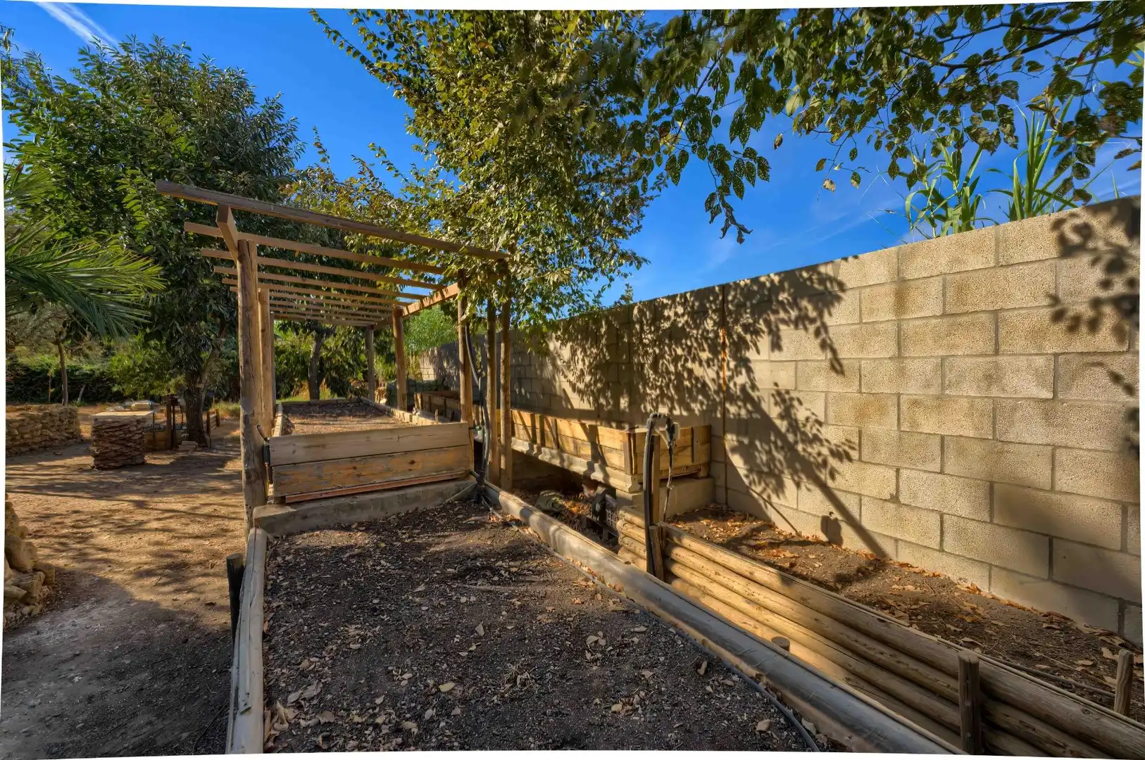 Jardín de Casa o chalet en venta en Sanlúcar la Mayor con Aire acondicionado, Jardín privado y Trastero