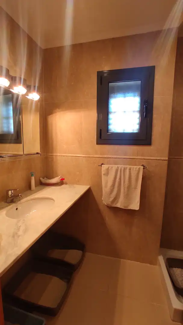 Badezimmer von Country house zum Verkauf in Roda de Berà mit Klimaanlage, Heizung und Privatgarten