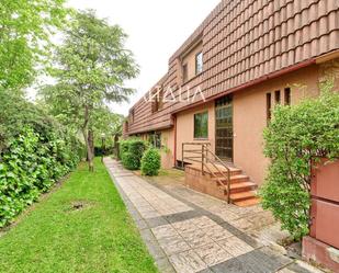 Vista exterior de Casa adosada en venda en La Moraleja amb Calefacció, Jardí privat i Parquet