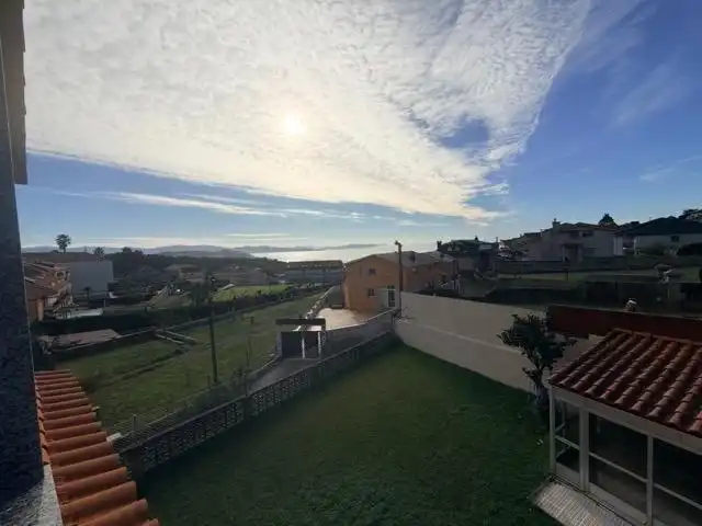 Vista exterior de Casa o xalet en venda en Sanxenxo amb Jardí privat, Terrassa i Moblat