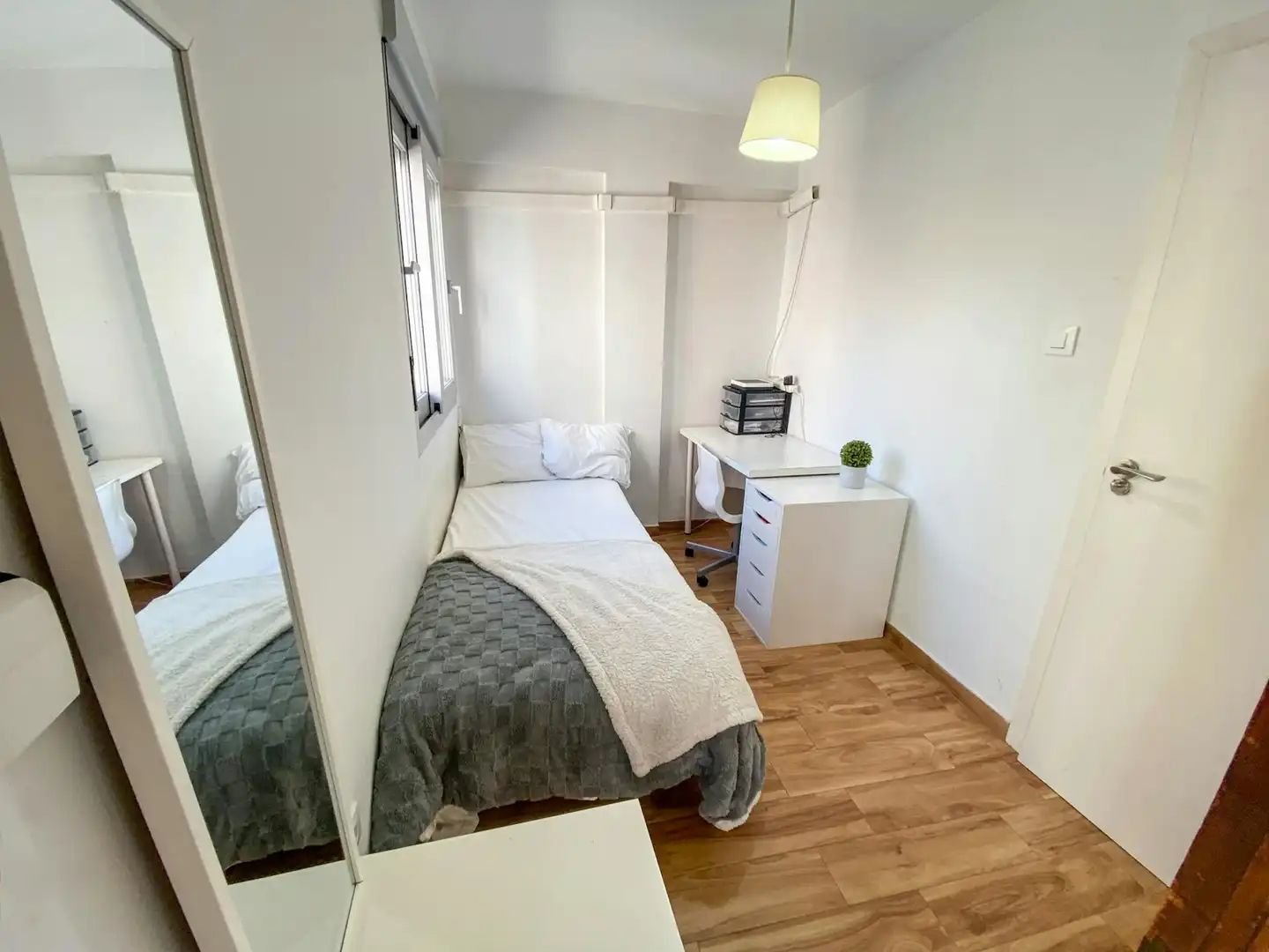 Bedroom of Flat for share in Sevilla  with Air Conditioner, Furnished and Washing machine