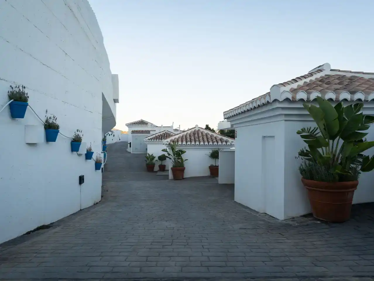 Vista exterior de Casa adosada en venda en Almuñécar amb Aire condicionat, Piscina i Balcó