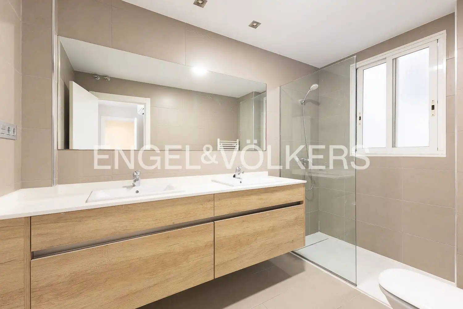 Baño de Piso de alquiler en Valencia con Aire acondicionado, Calefacción y Balcón