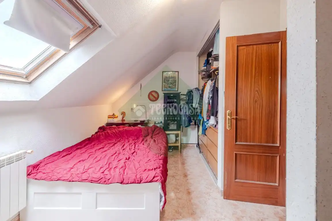 Habitación de Casa adosada en venta en Serranillos del Valle con Calefacción y Jardín privado