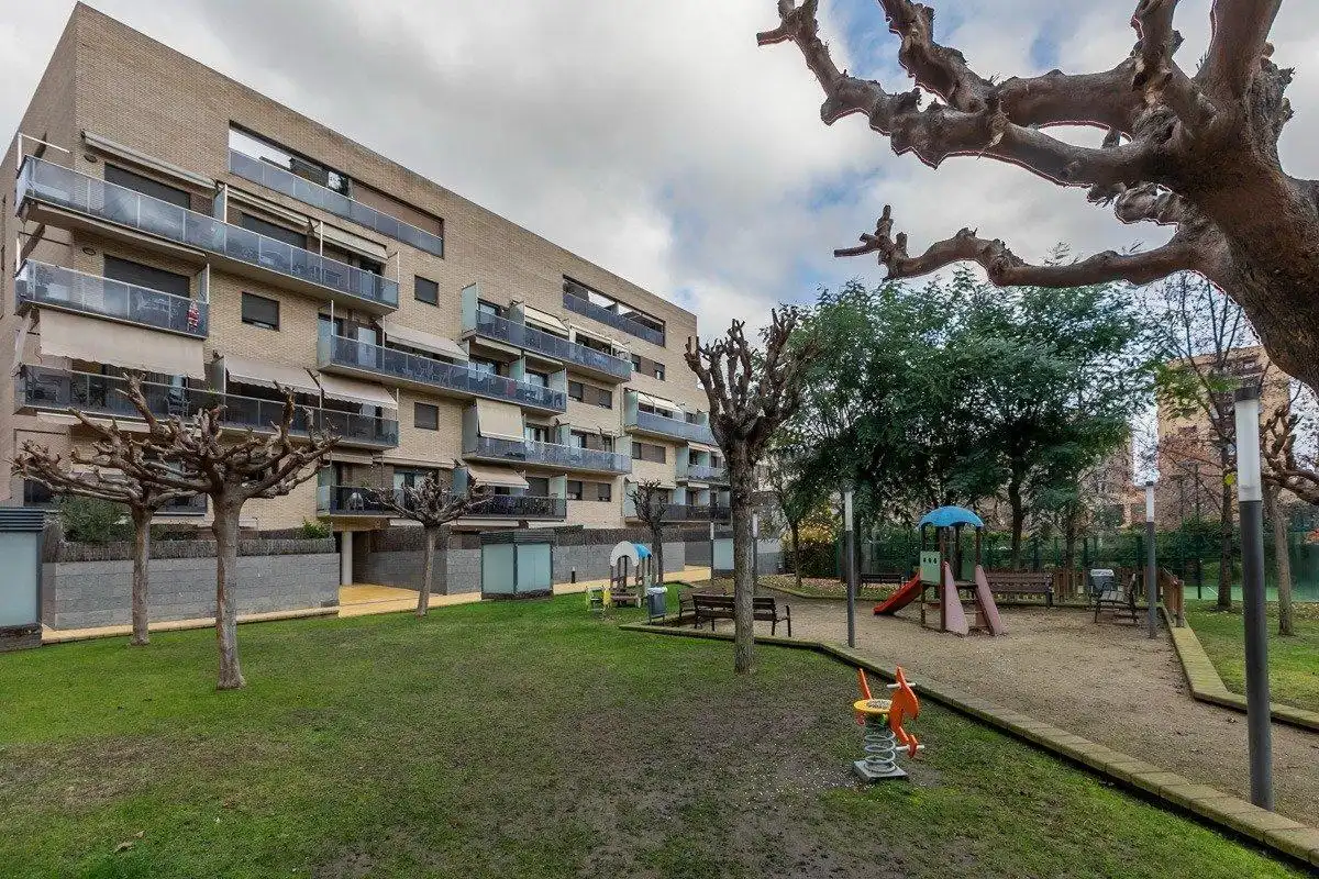 Vista exterior de Pis en venda en Sabadell amb Aire condicionat, Calefacció i Jardí privat
