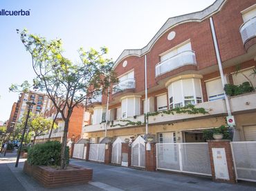 Terraced house with balcony for sale in Passeig MISERICORDIA