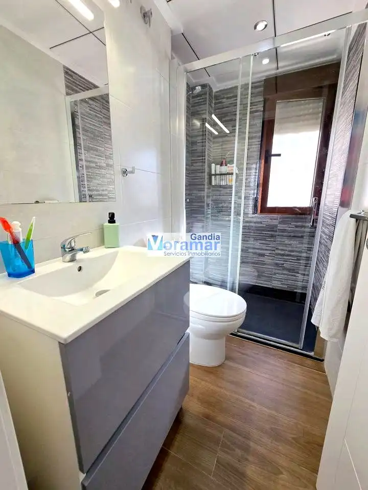 Baño de Apartamento de alquiler en Gandia con Aire acondicionado, Terraza y Amueblado