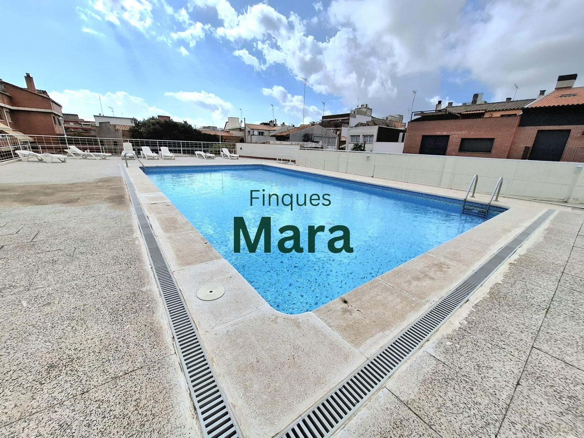 Piscina de Casa adosada en venda en Sant Boi de Llobregat amb Aire condicionat, Calefacció i Terrassa