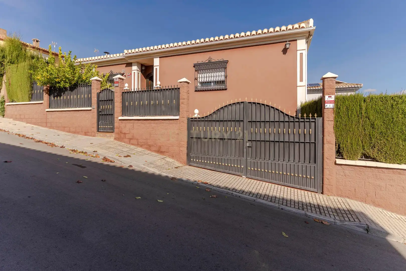 Vista exterior de Casa o xalet en venda en Albolote amb Aire condicionat, Traster i Piscina