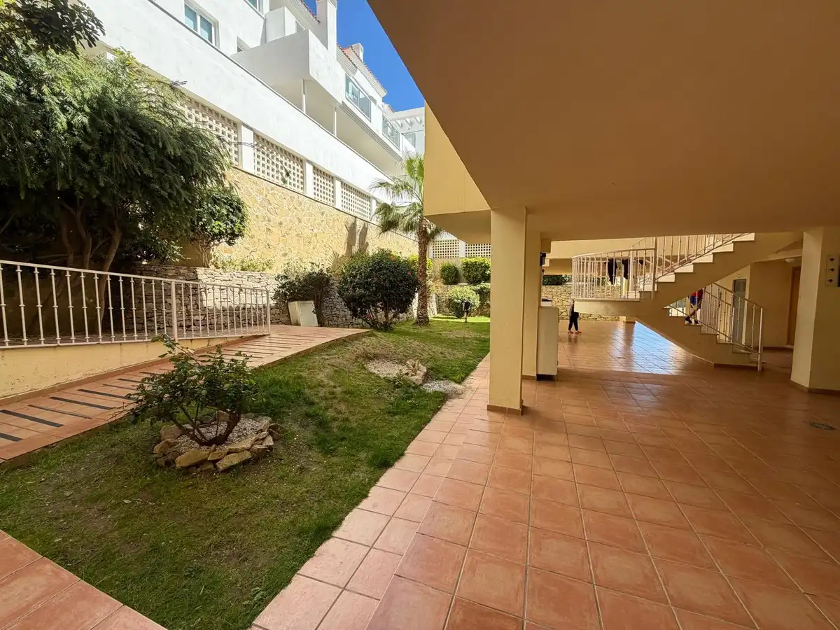 Vista exterior de Apartament en venda en Fuengirola amb Aire condicionat, Moblat i Piscina comunitària