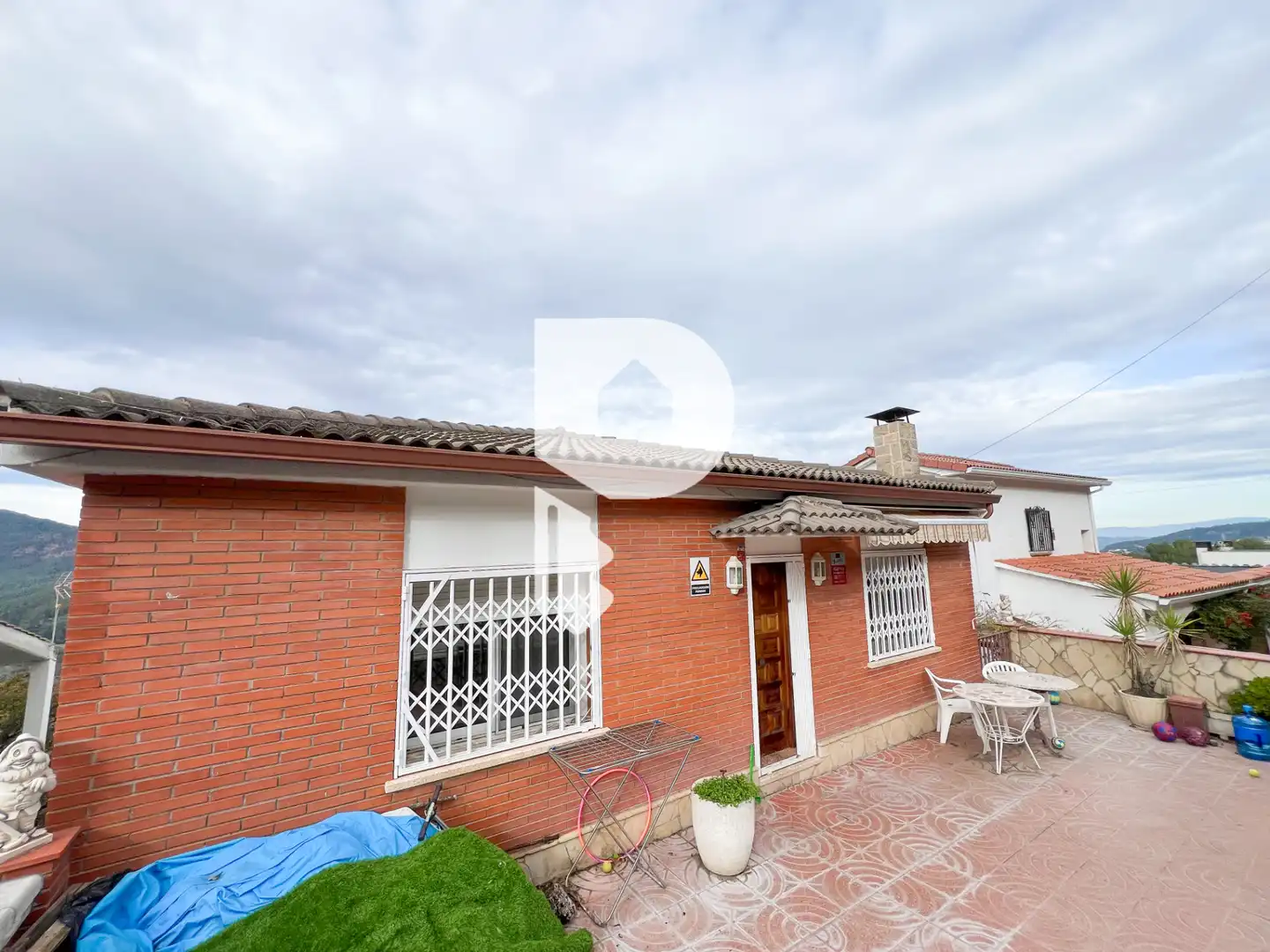 Vista exterior de Casa o xalet en venda en Torrelles de Llobregat amb Aire condicionat, Calefacció i Jardí privat