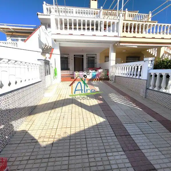 Vista exterior de Casa adosada en venda en Almonte amb Aire condicionat, Calefacció i Terrassa
