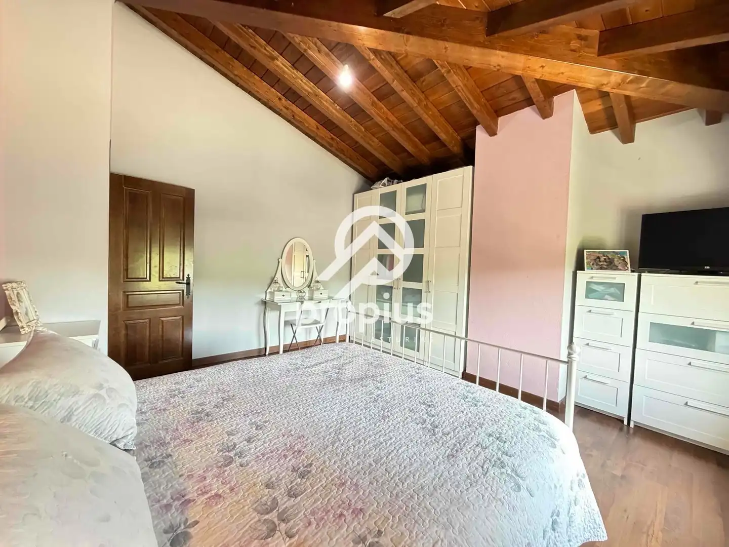 Dormitori de Casa o xalet en venda en Sariego amb Calefacció, Parquet i Traster