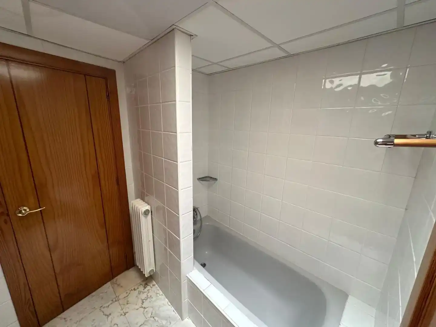 Bany de Pis de lloguer en Jaén amb Aire condicionat, Piscina i Moblat