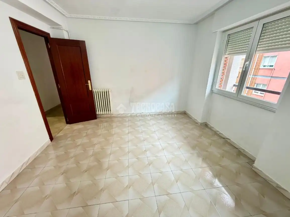 Piso en venta en León Capital  con Calefacción, Terraza y Trastero