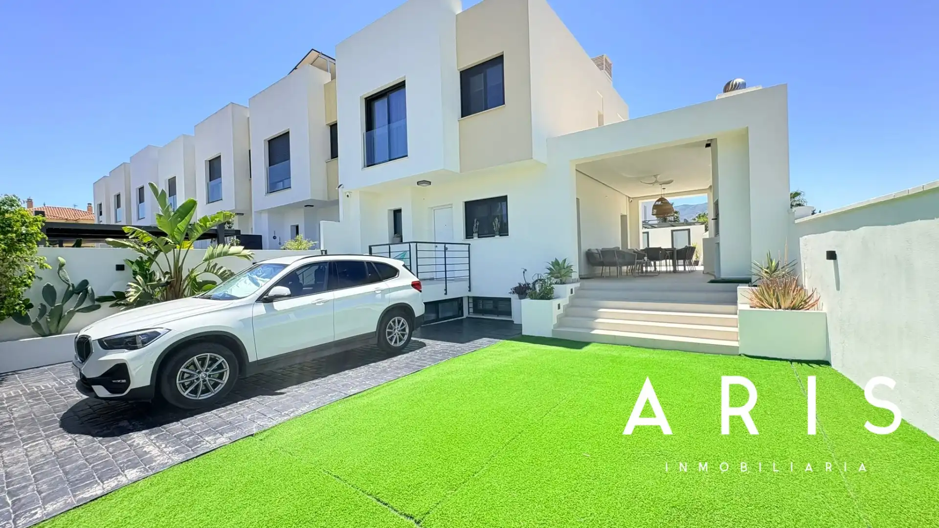 Vista exterior de Casa adosada en venta en Alhaurín de la Torre con Aire acondicionado, Jardín privado y Parquet