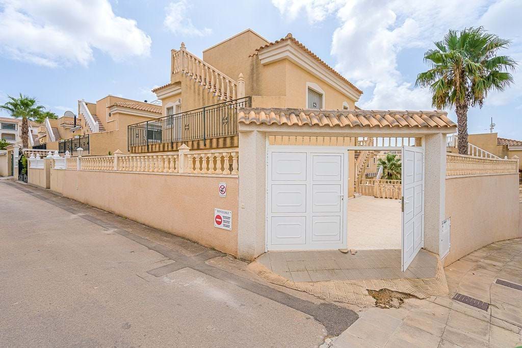Vista exterior de Casa o xalet en venda en Orihuela amb Terrassa