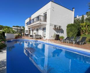 Vista exterior de Casa o xalet en venda en Sitges amb Aire condicionat, Terrassa i Piscina