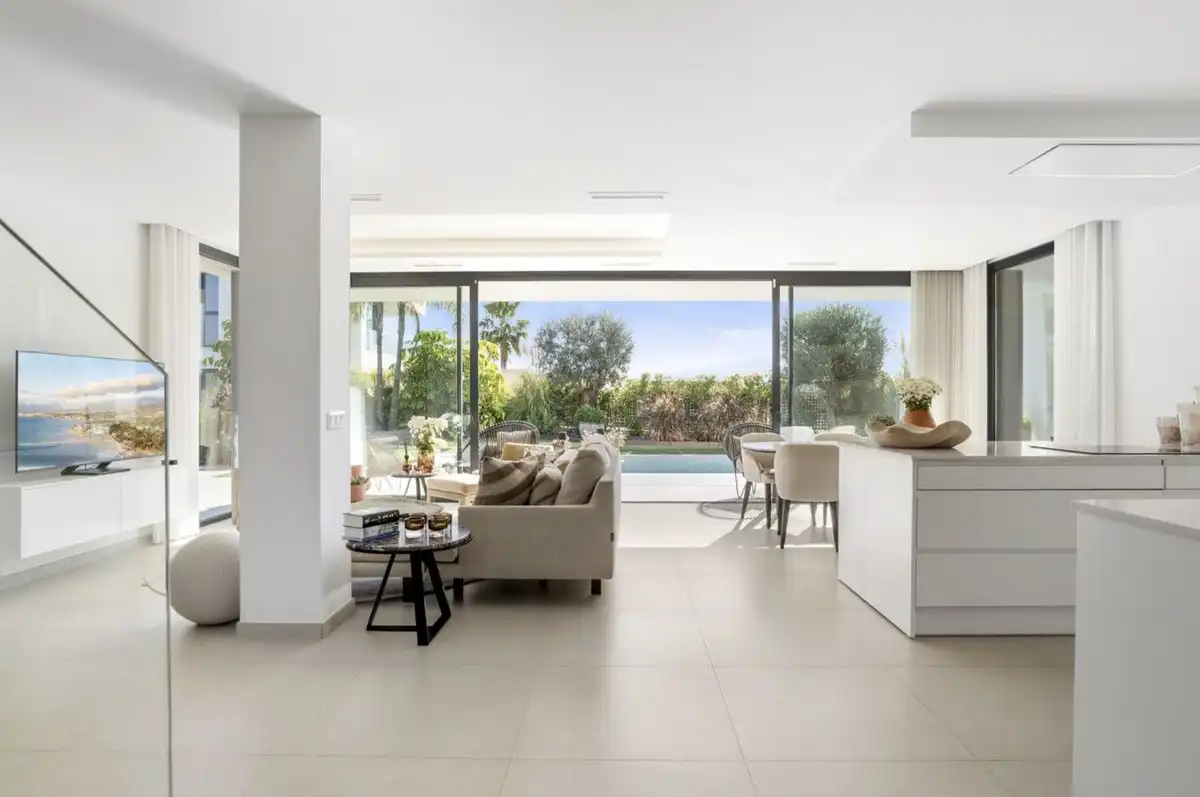Sala d'estar de Casa o xalet en venda en Manilva amb Jardí privat, Terrassa i Piscina