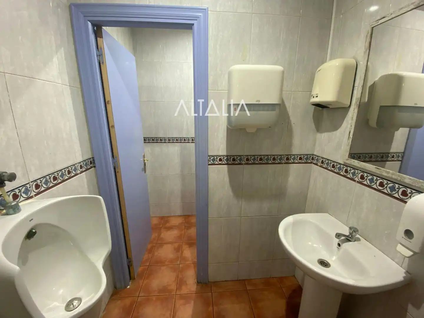 Baño de Local en venta en Cuenca con Aire acondicionado