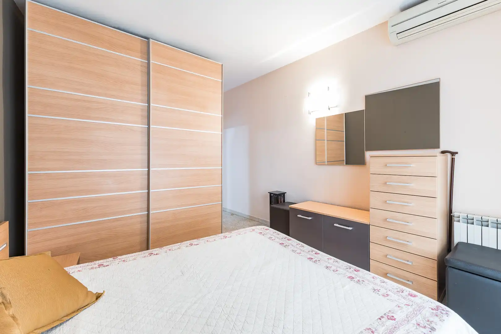 Schlafzimmer von Wohnung zum Verkauf in Barcelona mit Klimaanlage, Heizung und Terrasse
