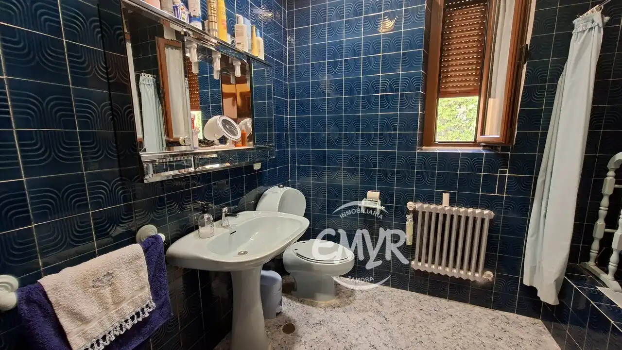 Bany de Casa o xalet en venda en Zamora Capital  amb Calefacció, Jardí privat i Parquet