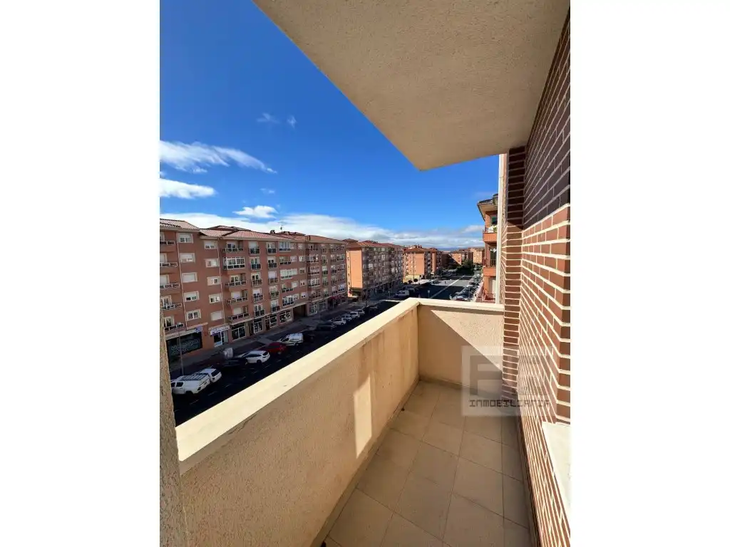 Vista exterior de Pis en venda en Ávila