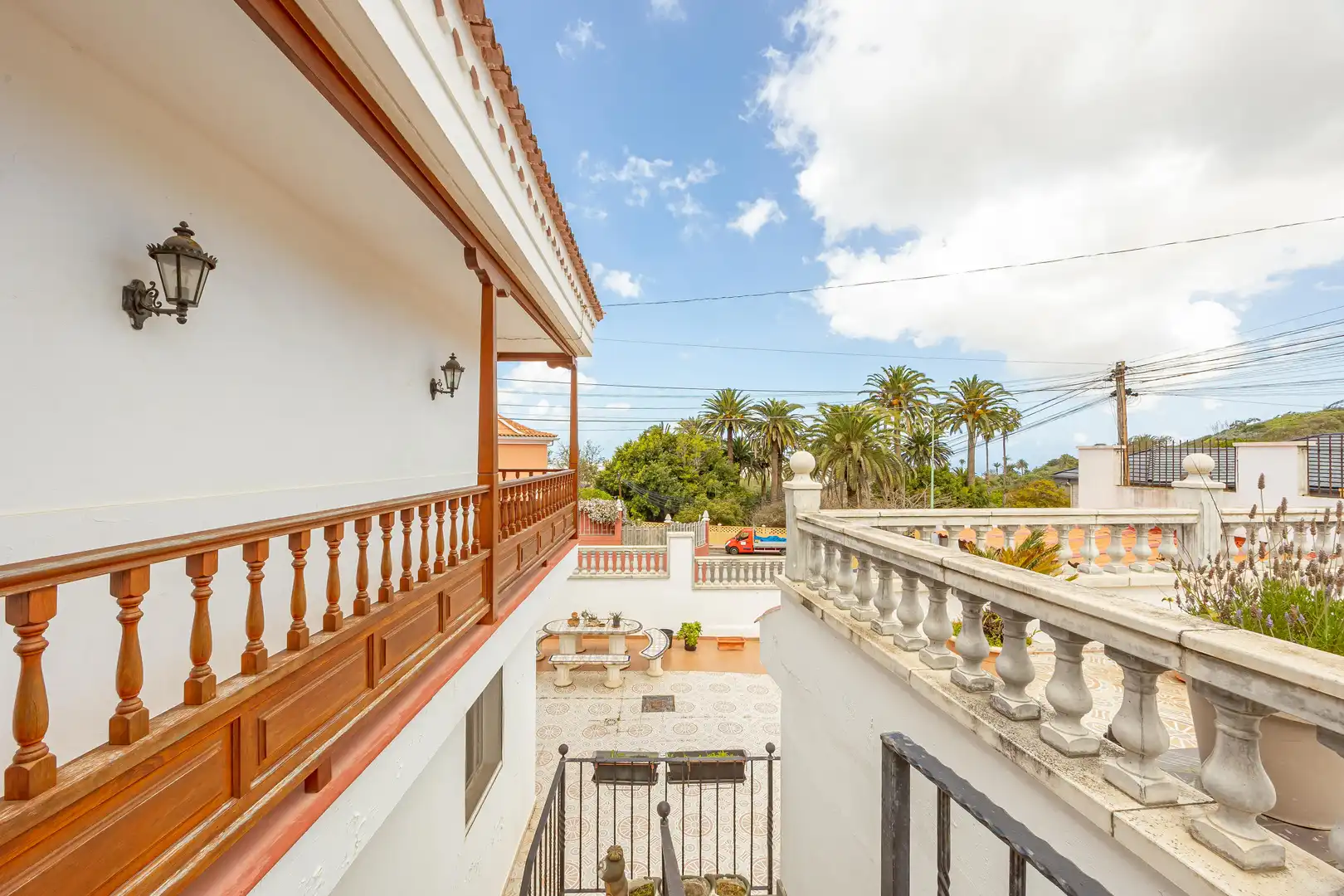 Vista exterior de Casa o xalet en venda en Las Palmas de Gran Canaria amb Aire condicionat, Jardí privat i Terrassa