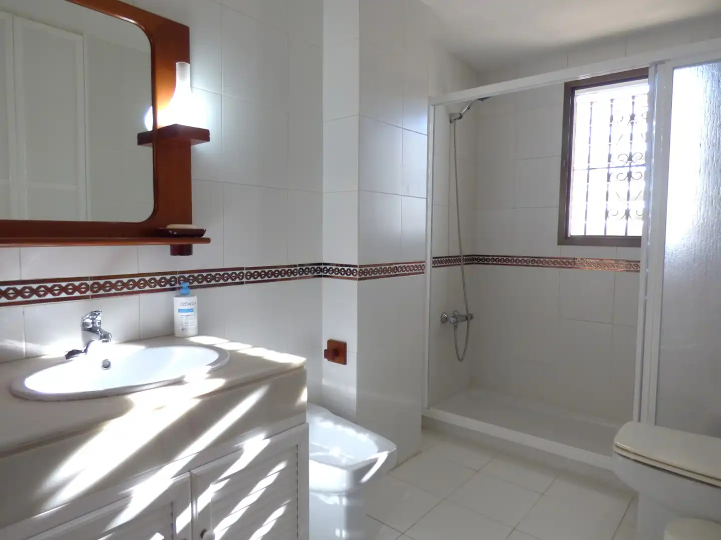 Badezimmer von Dachboden zum Verkauf in Cádiz mit Heizung und Terrasse