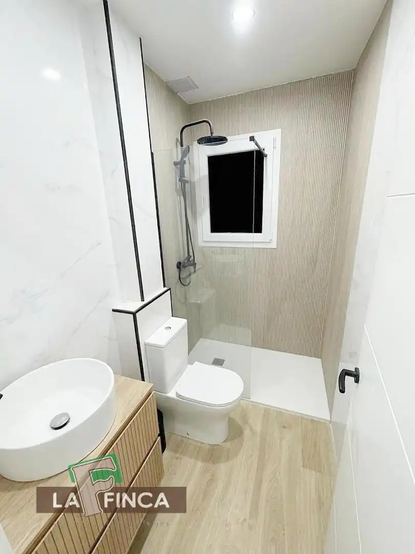 Baño de Piso en venta en Gijón  con Calefacción, Trastero y Amueblado